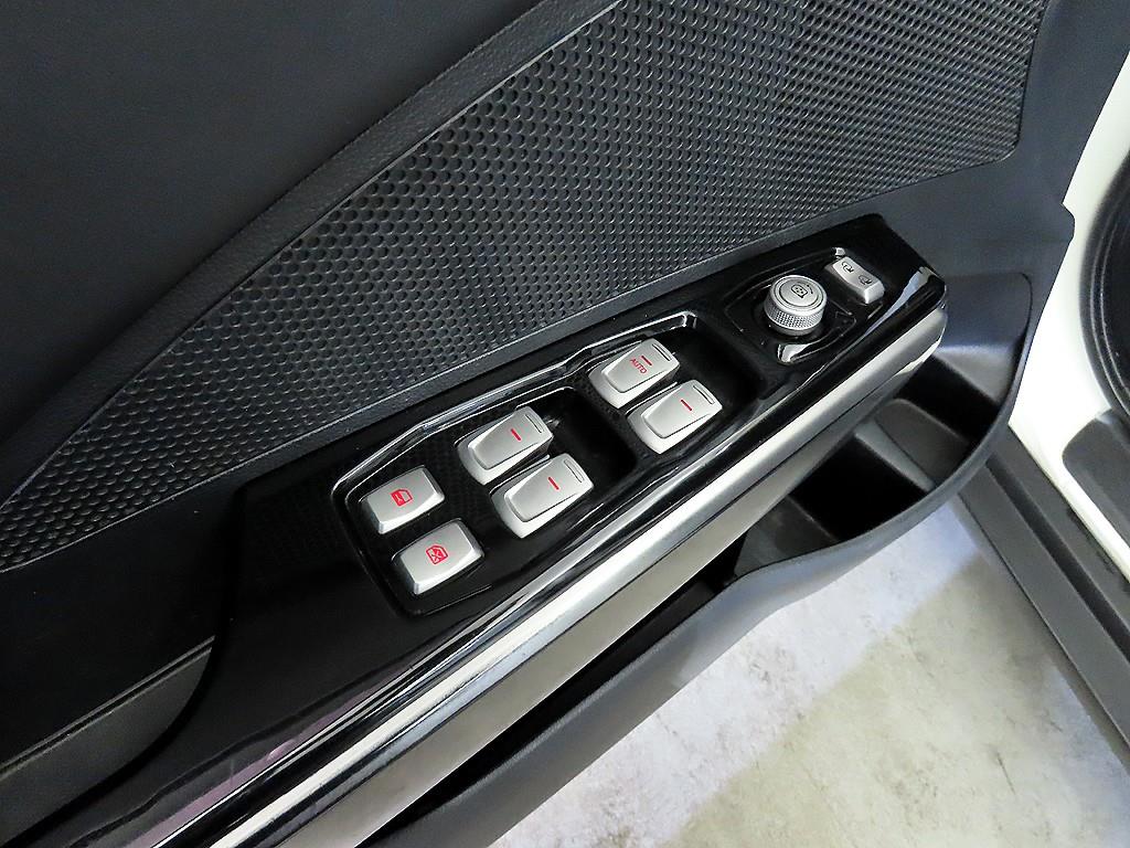 Ssangyong Tivoli 2015 Blanco - Importación desde Corea - HF Imports Iquique - Foto 13