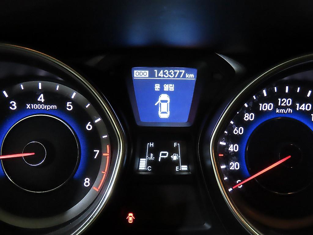 HYUNDAI Avante - Vista 9