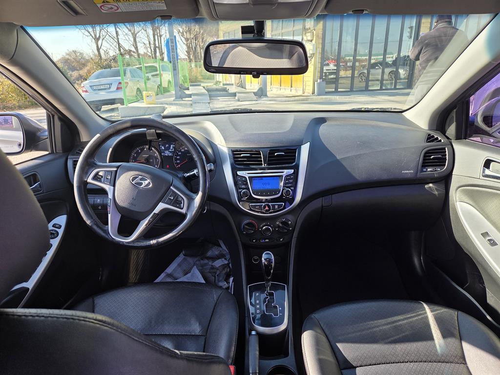 HYUNDAI Accent - Vista 7