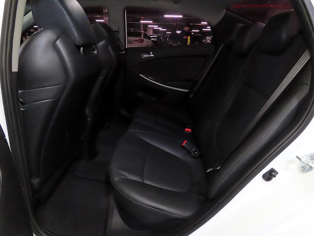 HYUNDAI Accent - Vista 7