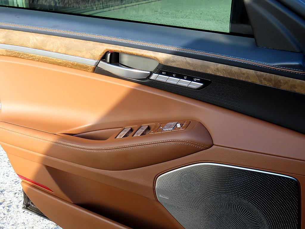 Genesis G90 - Vista 12