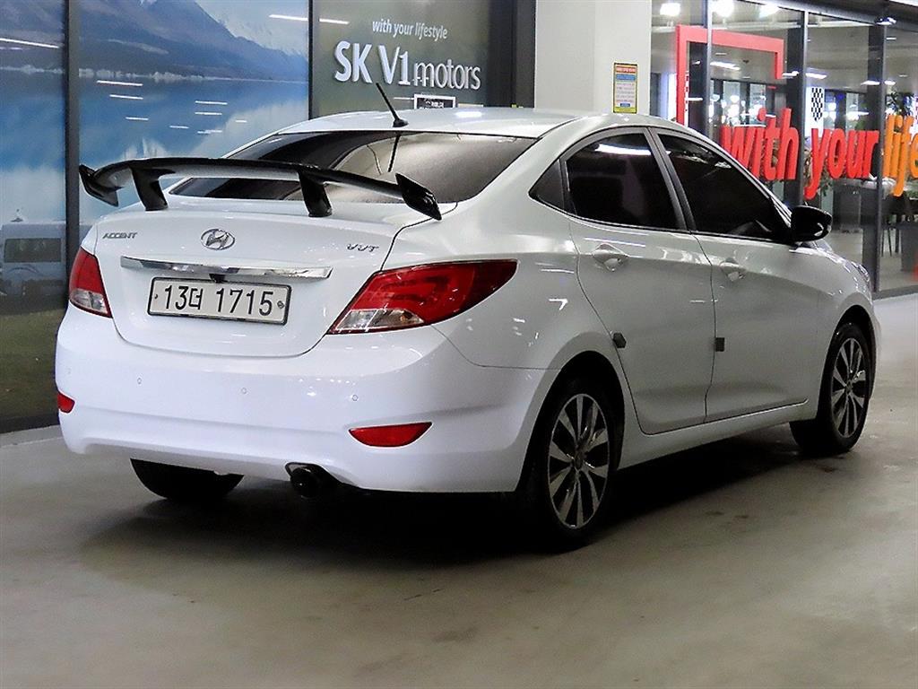 HYUNDAI Accent - Vista 4