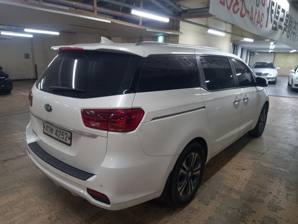 KIA Carnival - Vista 4