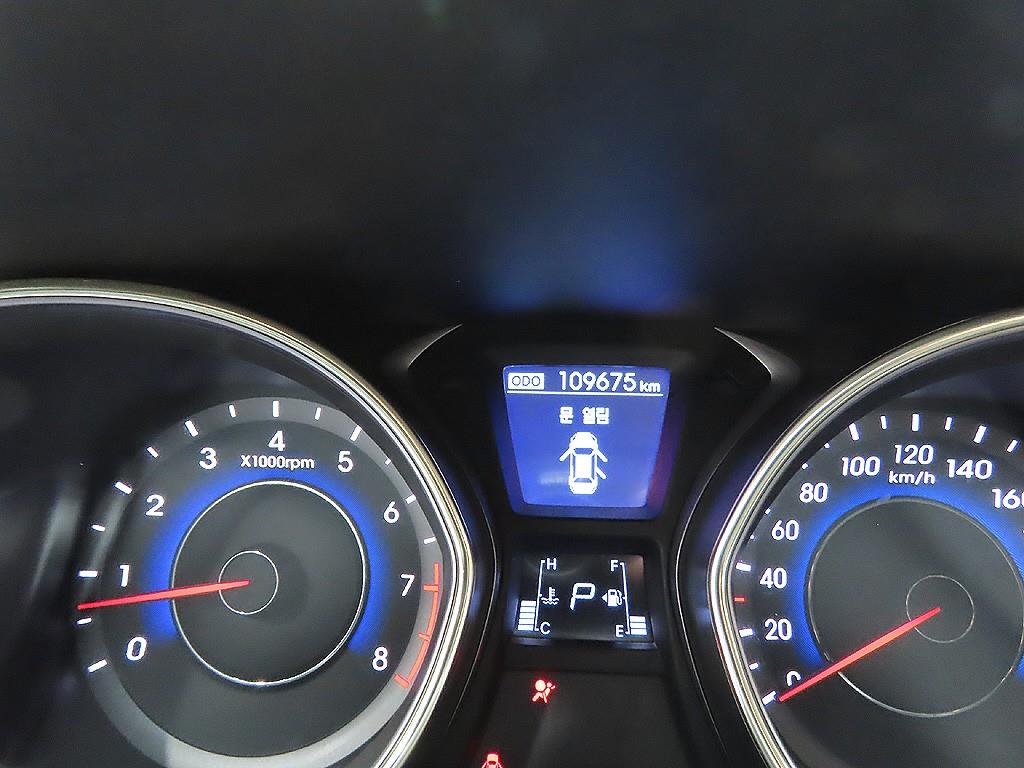 HYUNDAI Avante - Vista 11