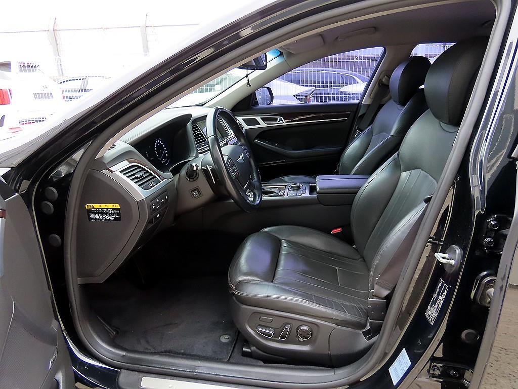 HYUNDAI Genesis - Vista 5