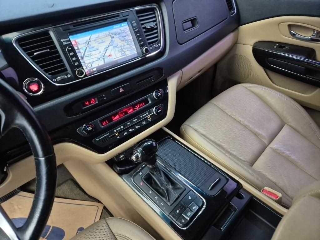 KIA Carnival - Vista 10