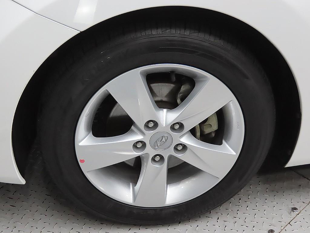 HYUNDAI Avante - Vista 9