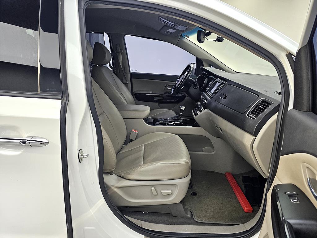 KIA Carnival - Vista 11