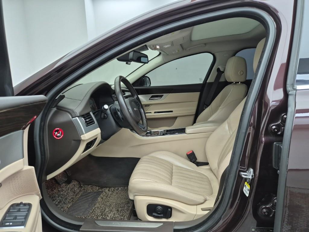 Jaguar XF - Vista 11