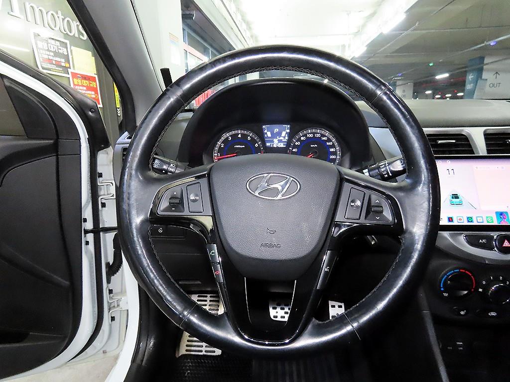 HYUNDAI Accent - Vista 8