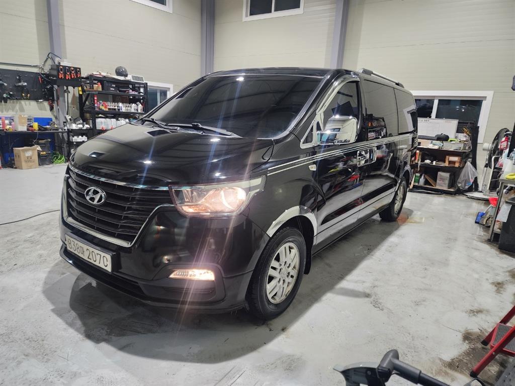 HYUNDAI Starex - Vista 8