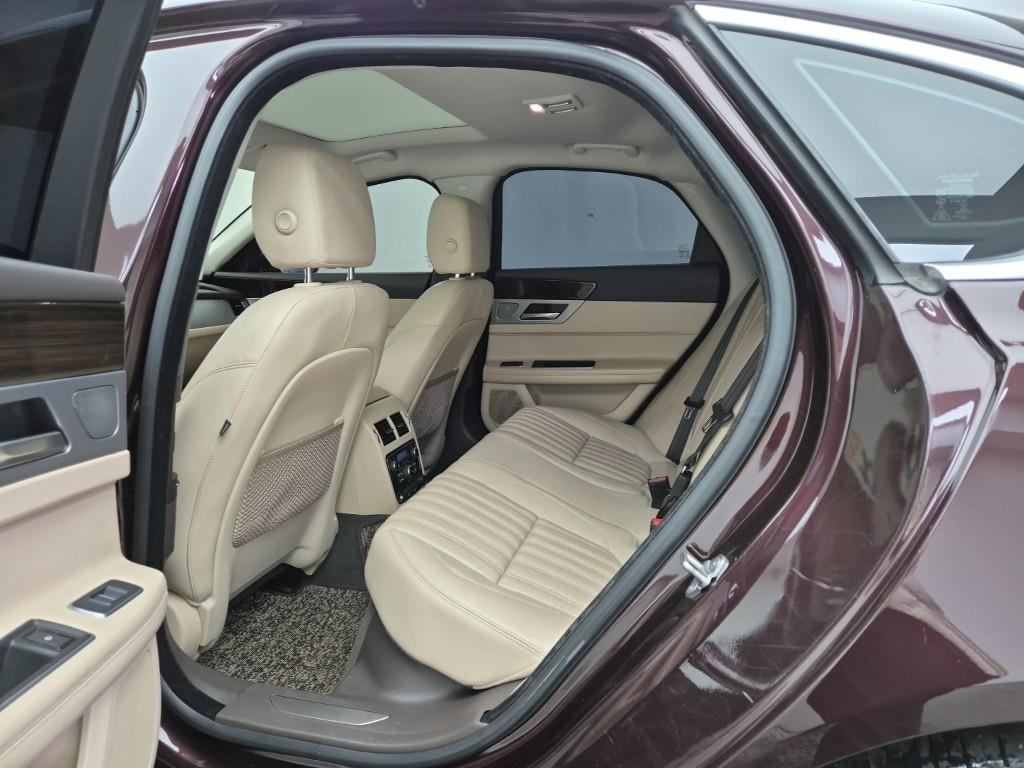 Jaguar XF - Vista 12