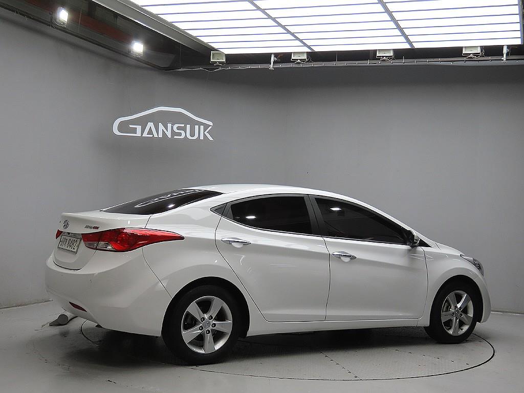 HYUNDAI Avante - Vista 7