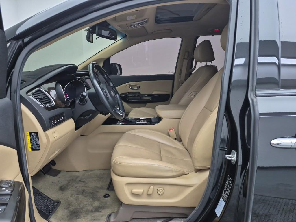 KIA Carnival - Vista 11