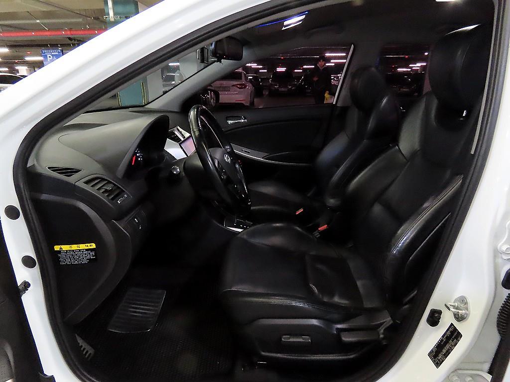 HYUNDAI Accent - Vista 6