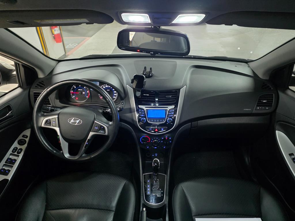 HYUNDAI Accent - Vista 6