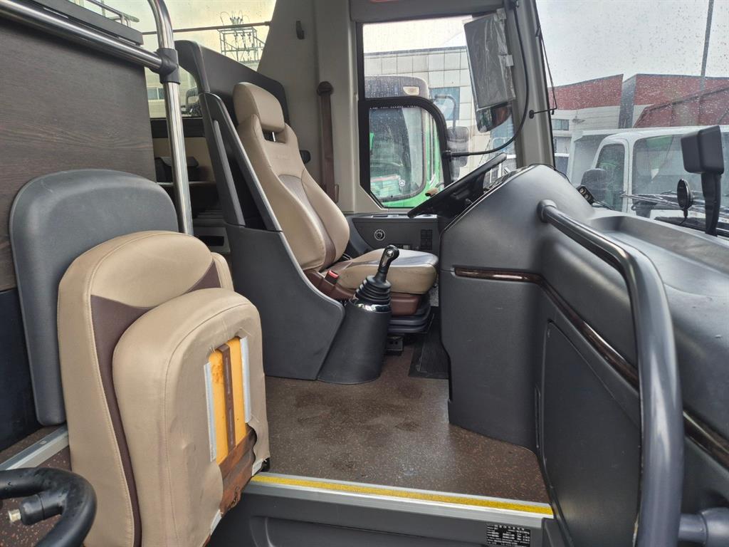 medium and large bus Medium-sized Hyundai Bus - Vista 10