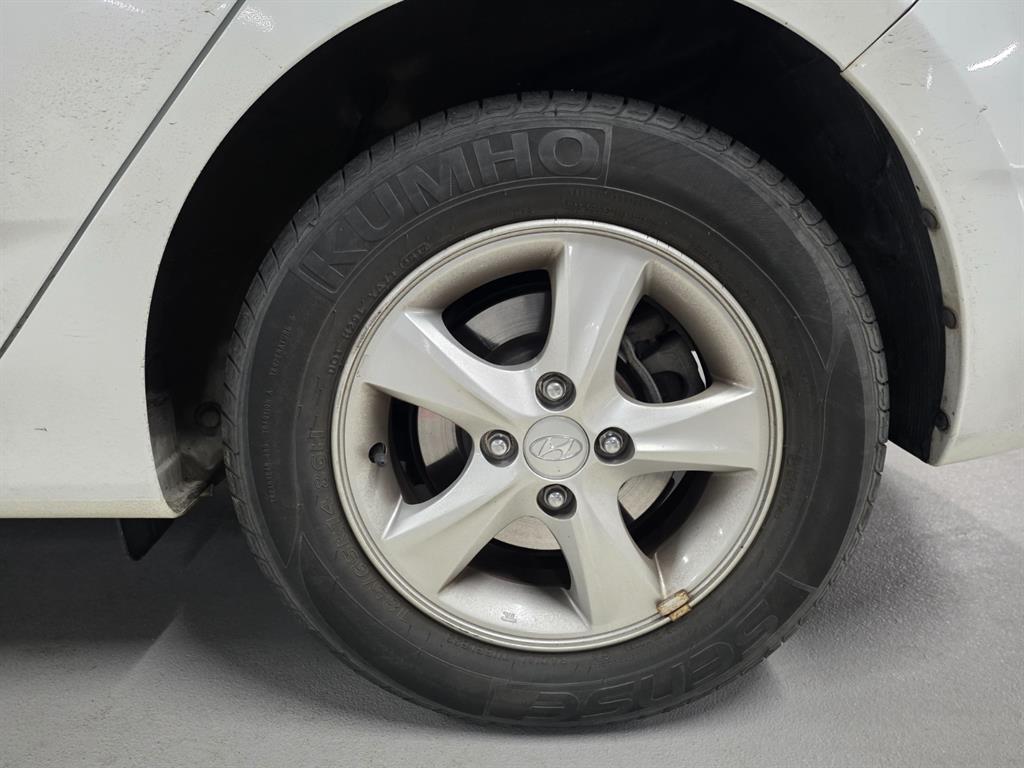 HYUNDAI Accent - Vista 5