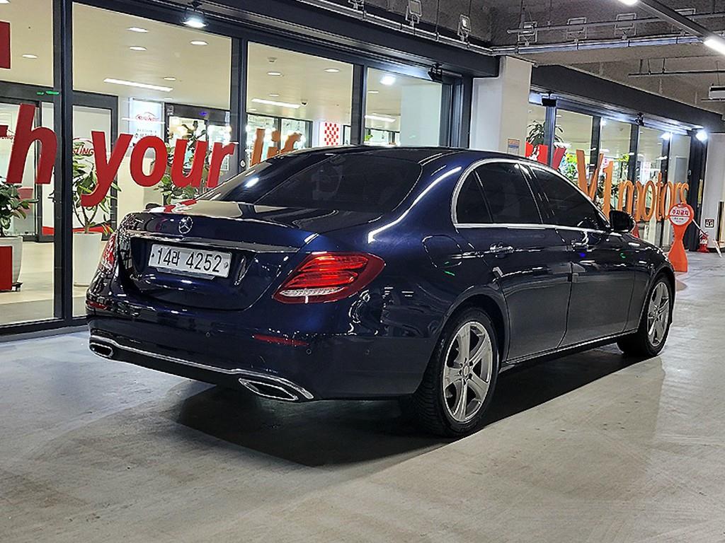 Mercedes Benz E class - Vista 4