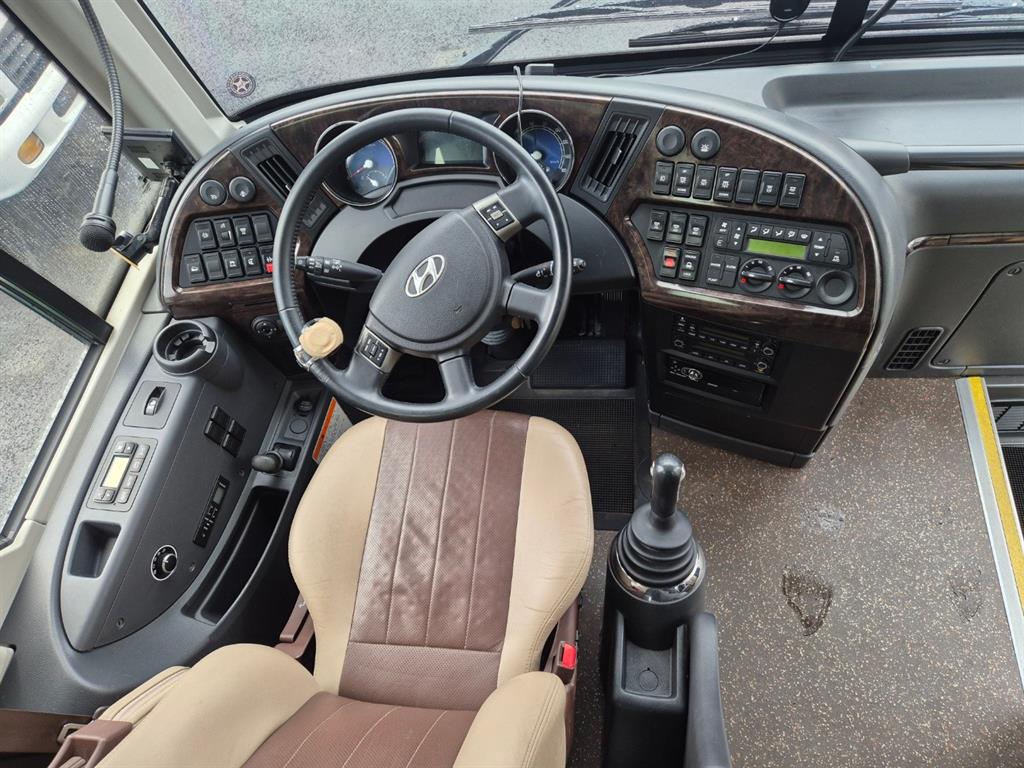 medium and large bus Medium-sized Hyundai Bus - Vista 8