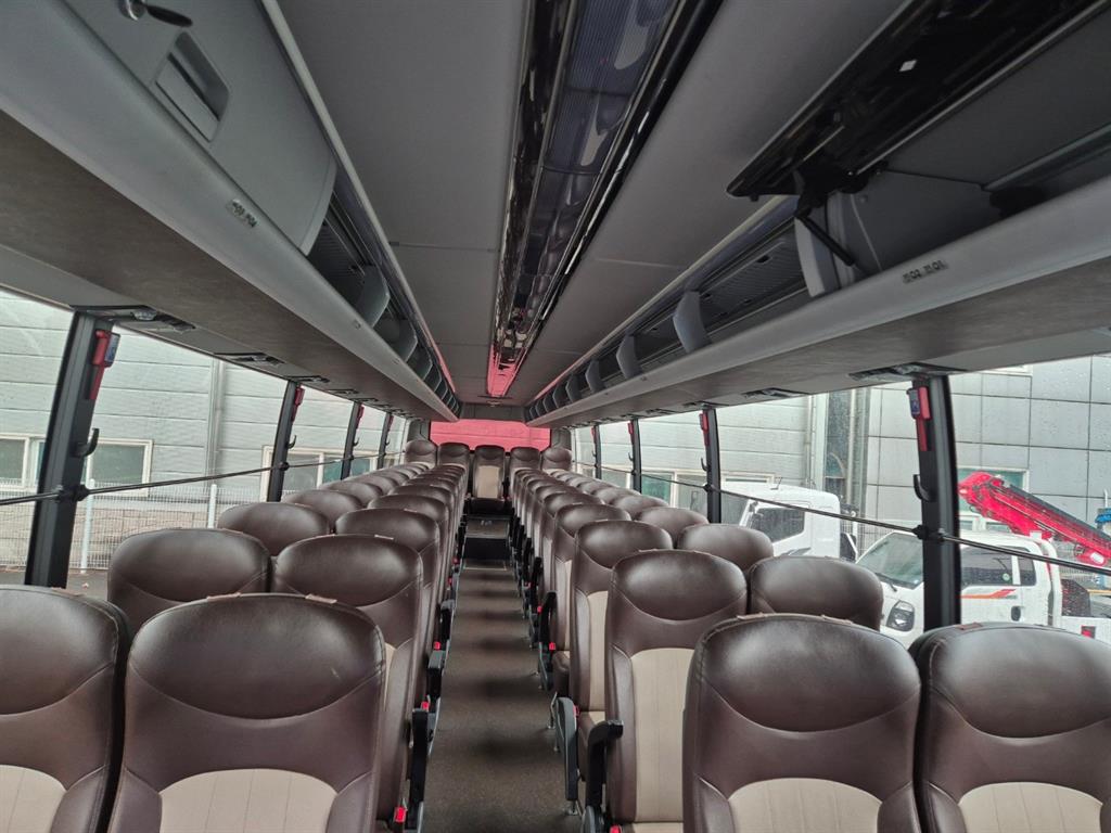 medium and large bus Medium-sized Hyundai Bus - Vista 6