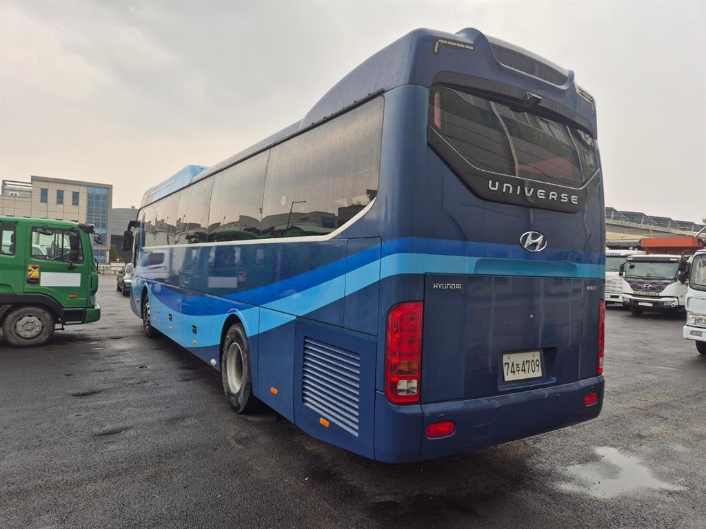 medium and large bus Medium-sized Hyundai Bus - Vista 5