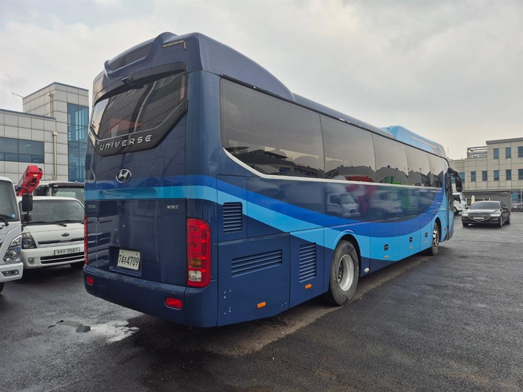 medium and large bus Medium-sized Hyundai Bus - Vista 4