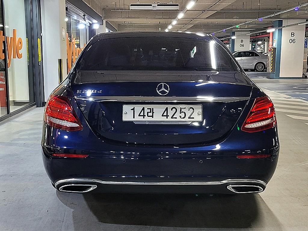 Mercedes Benz E class - Vista 5