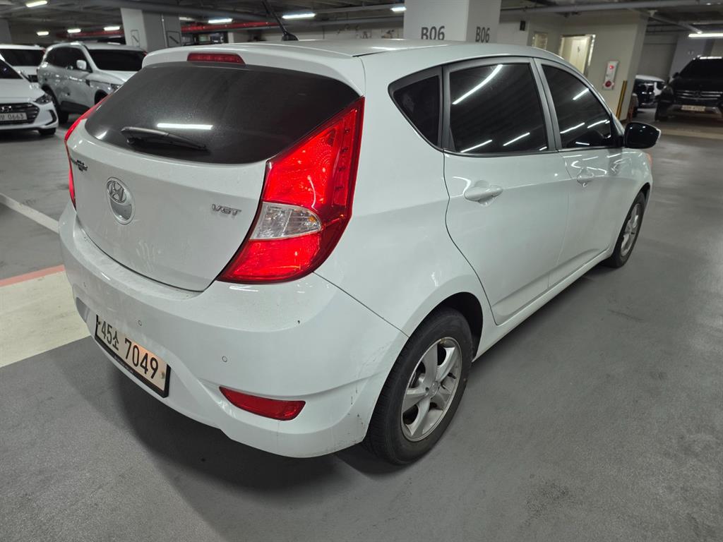 HYUNDAI Accent - Vista 4