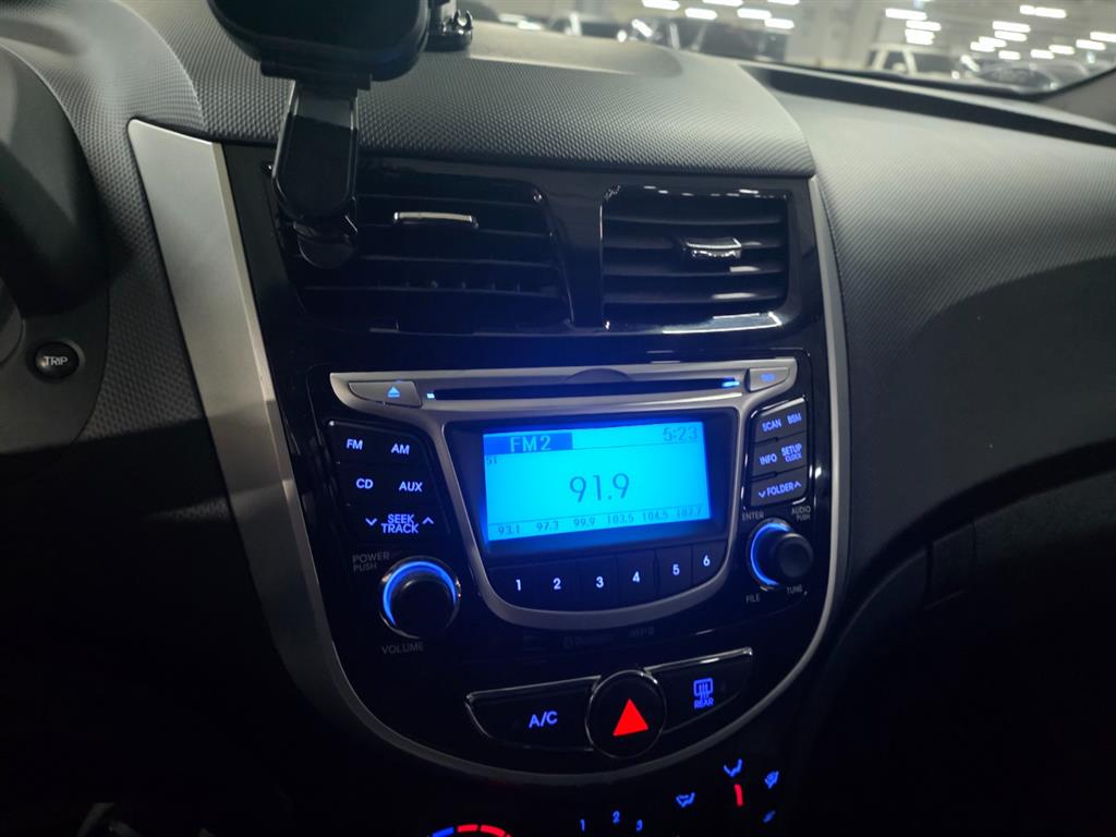 HYUNDAI Accent - Vista 9