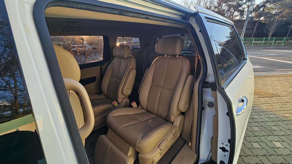 KIA Carnival - Vista 12