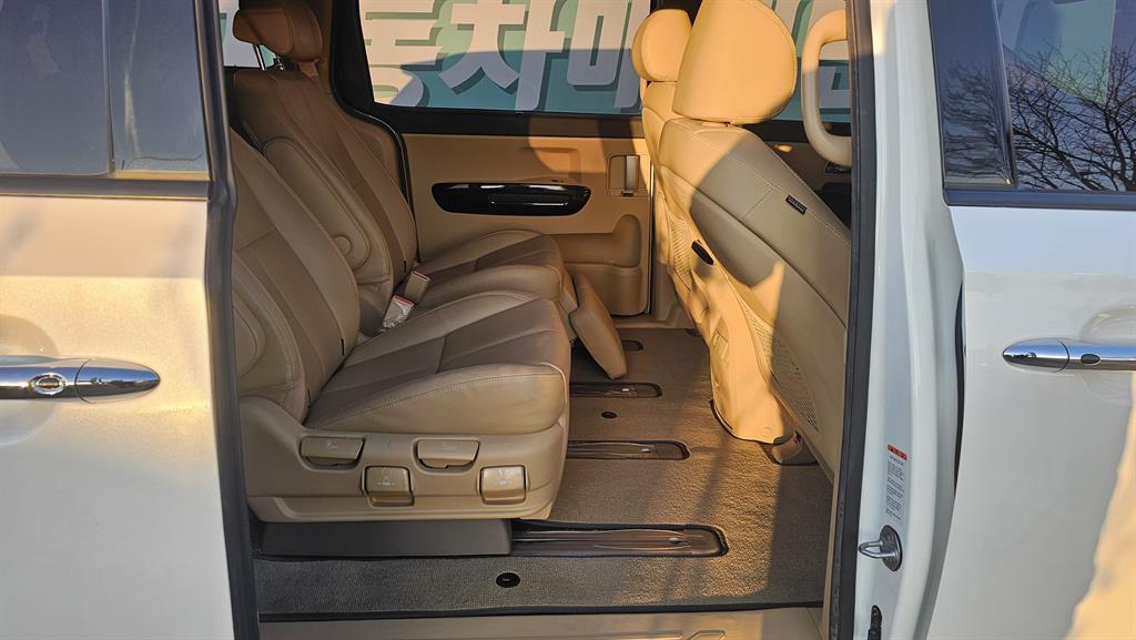 KIA Carnival - Vista 11