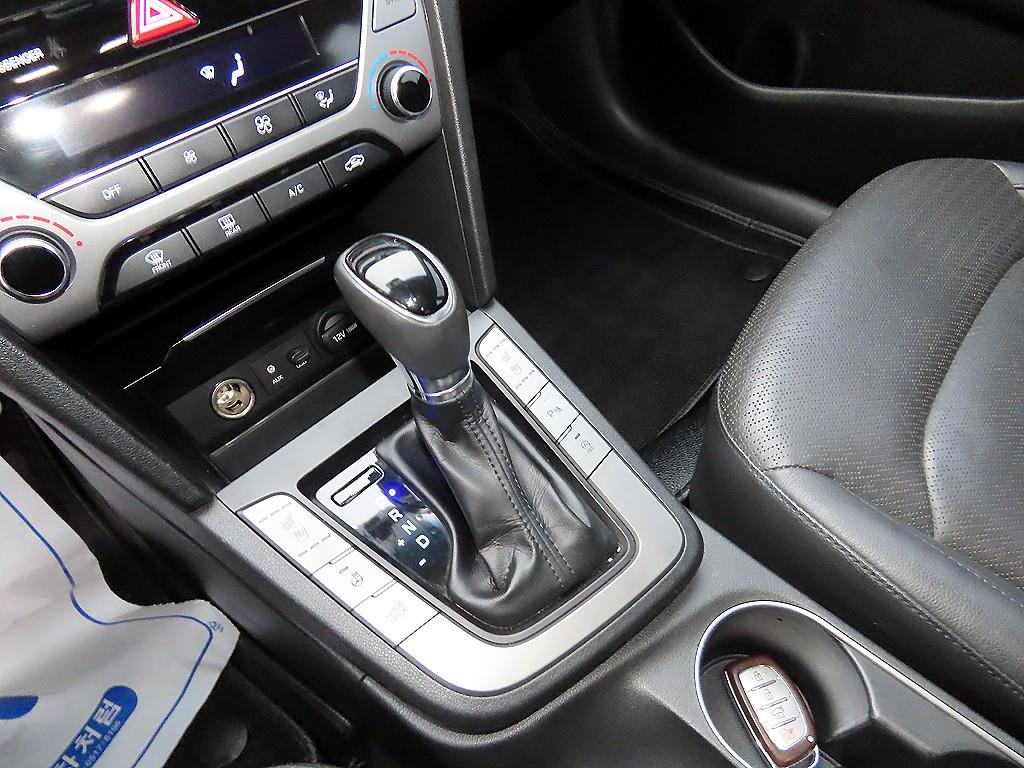 HYUNDAI Avante - Vista 10