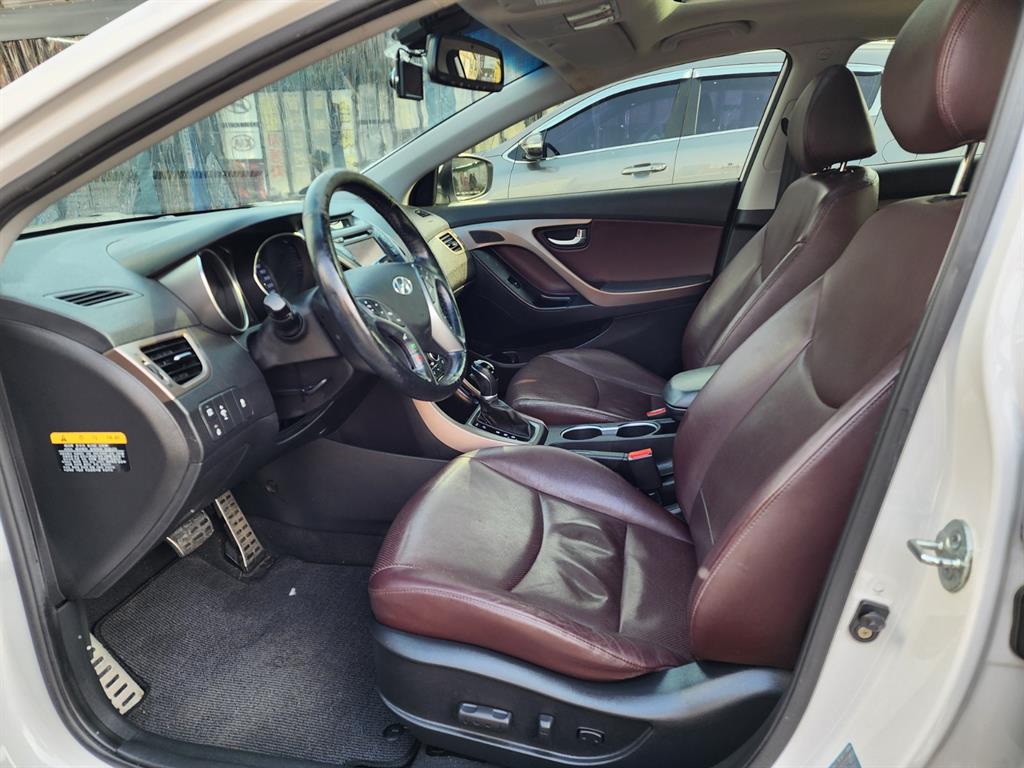 HYUNDAI Avante - Vista 11