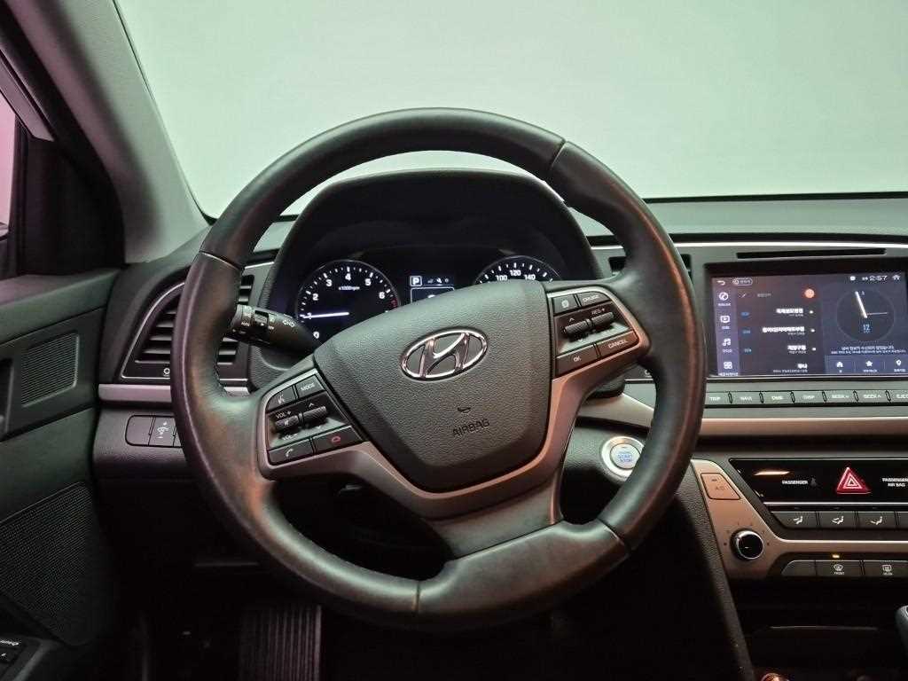HYUNDAI Avante - Vista 2