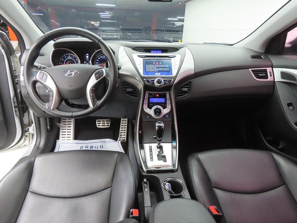 HYUNDAI Avante - Vista 9