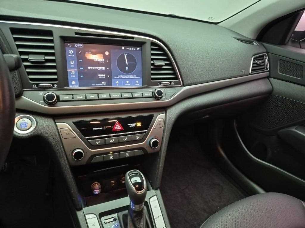 HYUNDAI Avante - Vista 3