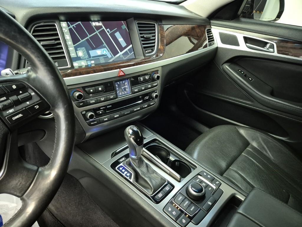 HYUNDAI Genesis - Vista 10