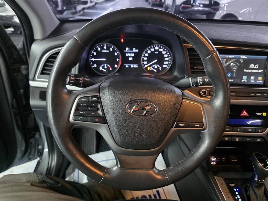 HYUNDAI Avante - Vista 10