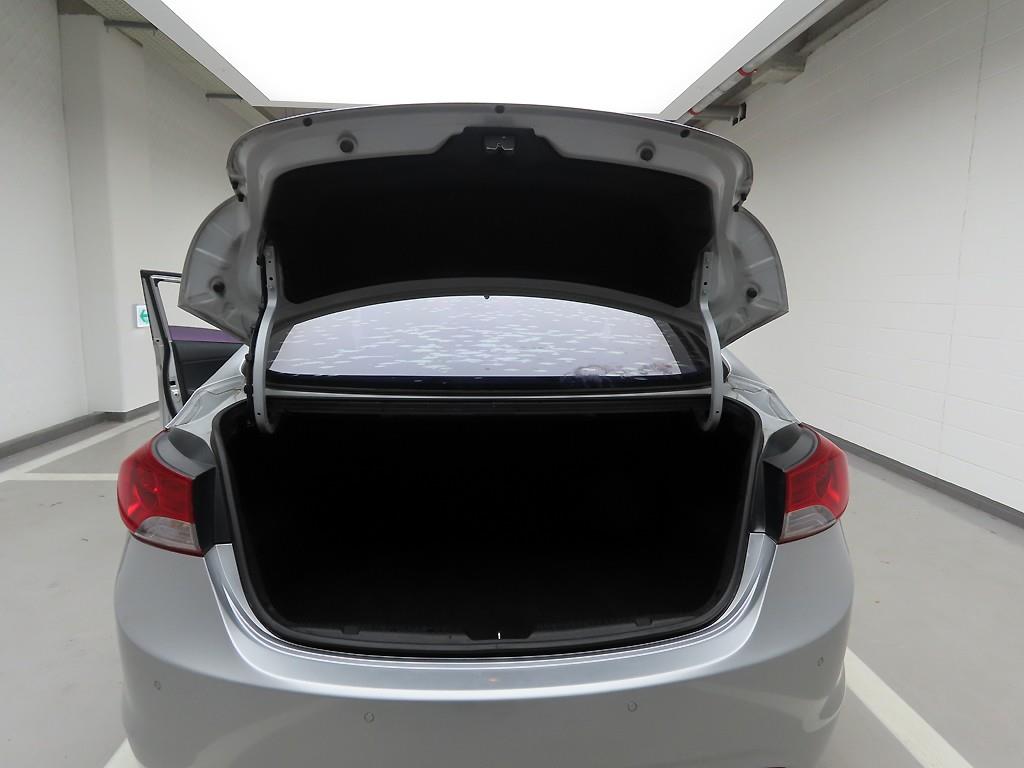 HYUNDAI Avante - Vista 5