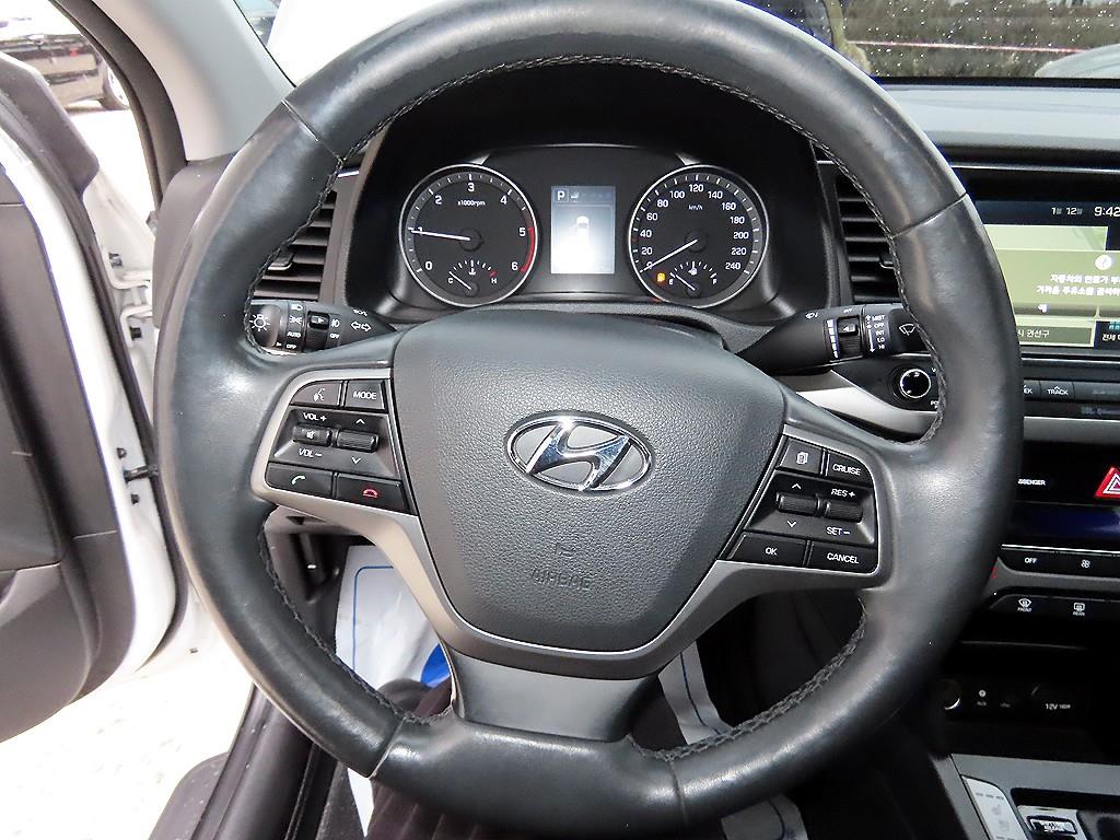 HYUNDAI Avante - Vista 8