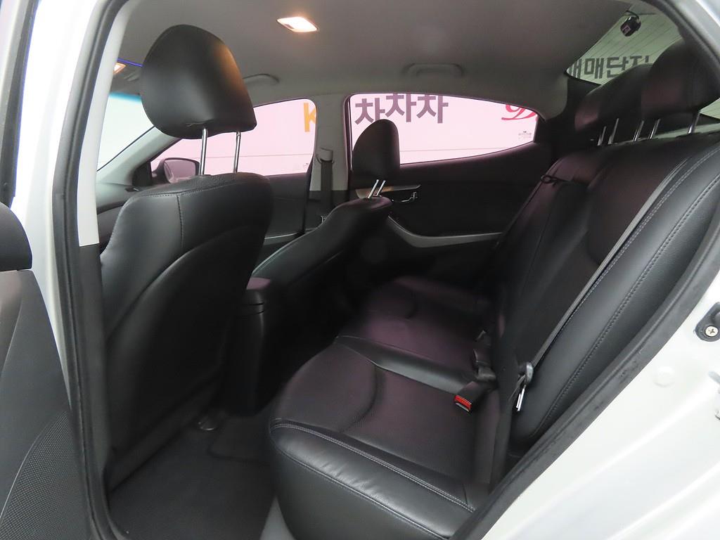 HYUNDAI Avante - Vista 8