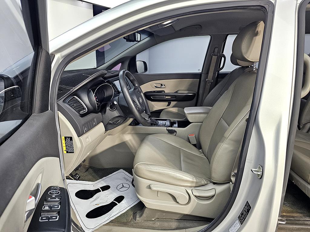 KIA Carnival - Vista 8