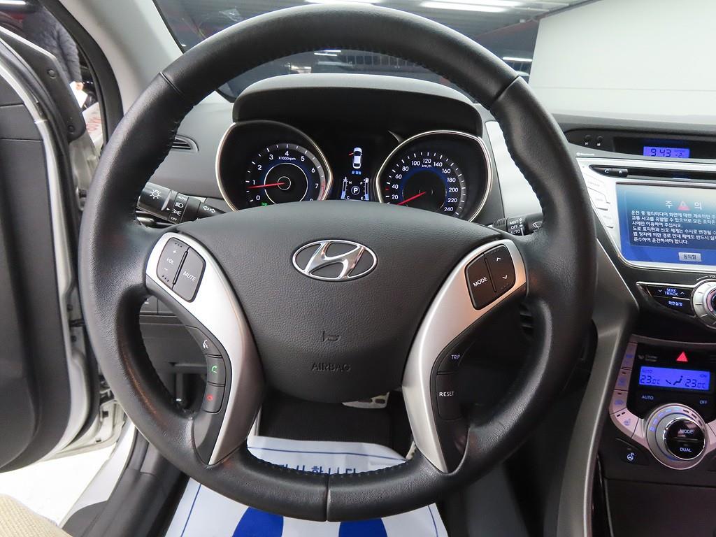 HYUNDAI Avante - Vista 10