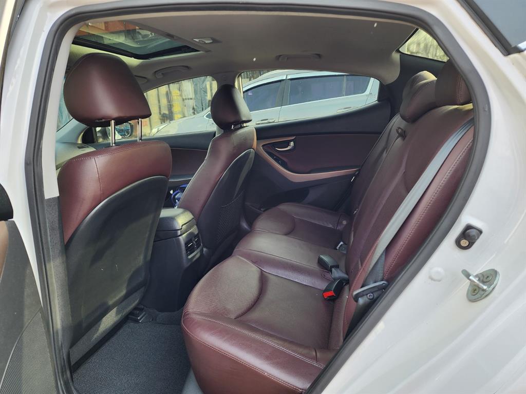 HYUNDAI Avante - Vista 12