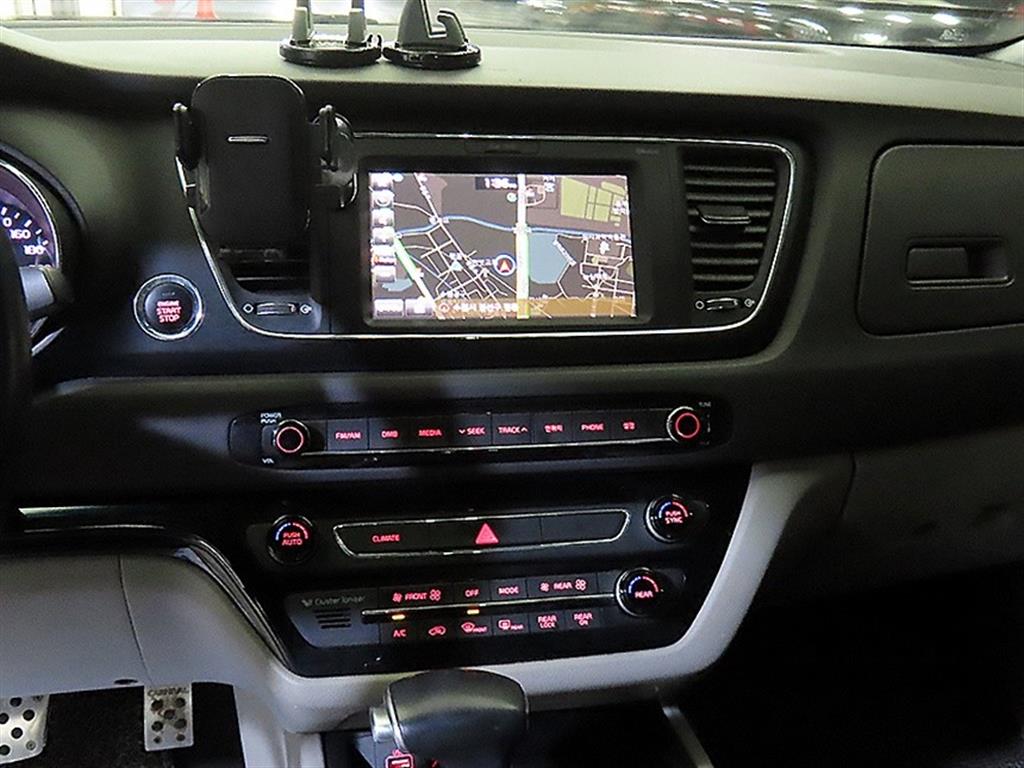 KIA Carnival - Vista 11