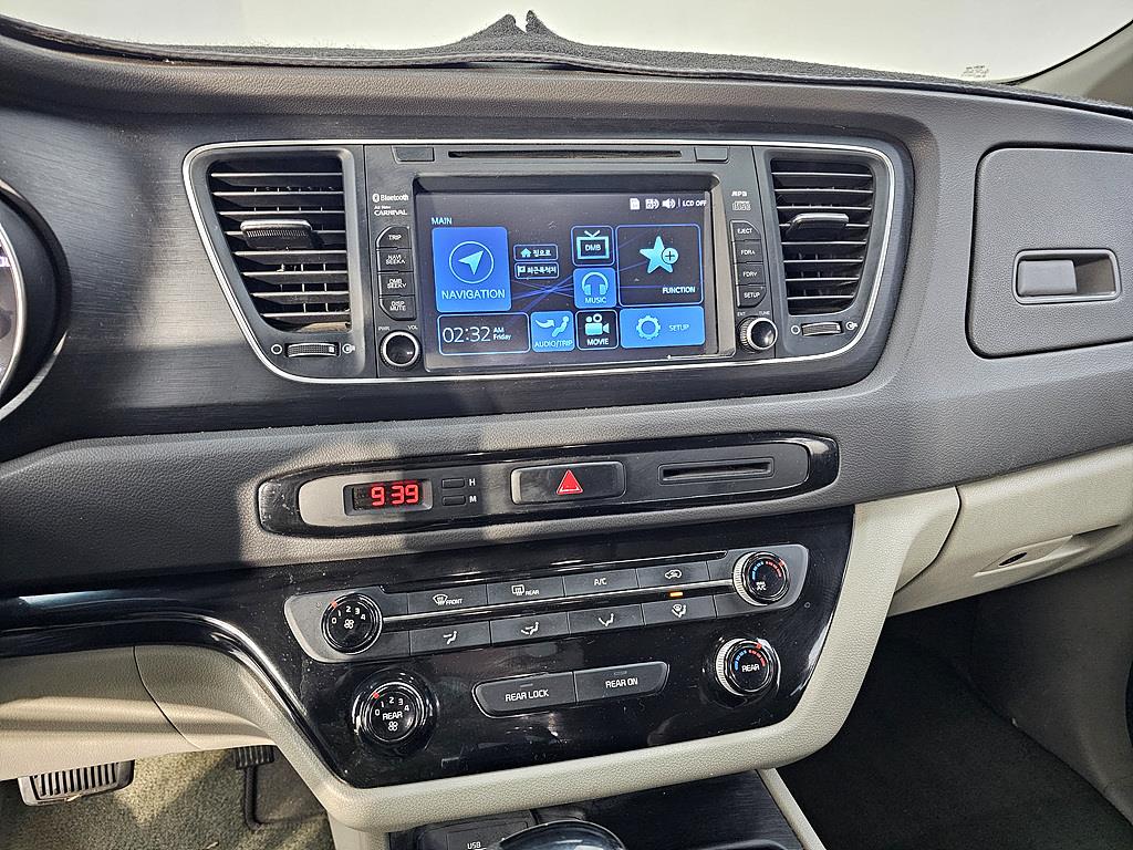 KIA Carnival - Vista 12