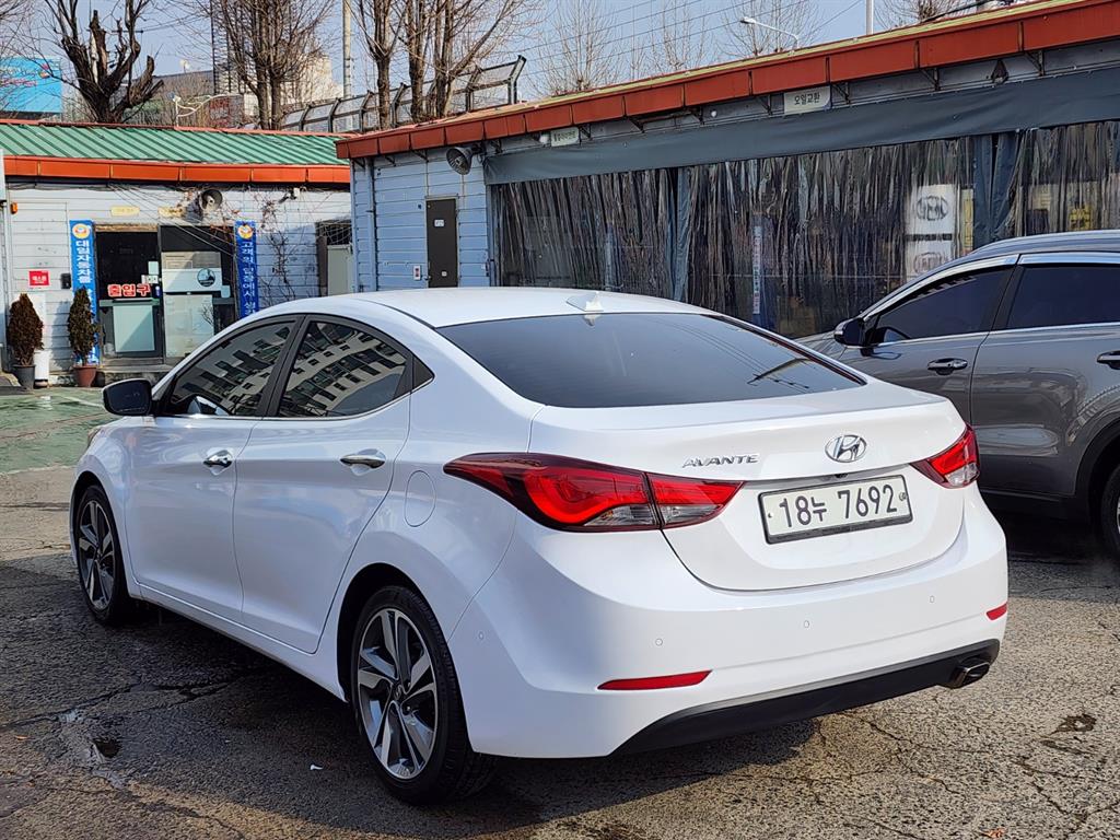 HYUNDAI Avante - Vista 4