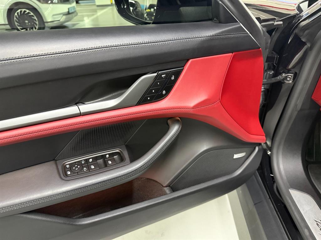 Porsche Taycan - Vista 10