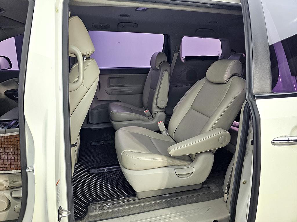 KIA Carnival - Vista 9